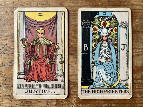 La combinaison des cartes de tarot « La Justice » et « La Grande Prêtresse »