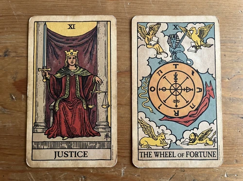 La combinaison des cartes de tarot « La Justice » et « La Roue de la Fortune »