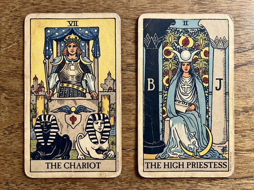 La combinación de las cartas del Tarot «El Carro» y «La Gran Sacerdotisa»