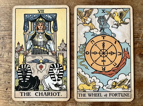La combinación de las cartas del Tarot «El Carro» y «La Rueda de la Fortuna»