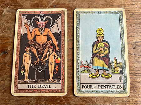 Die Tarotkarten „Der Teufel“ und „Die Vier der Pentagramme“