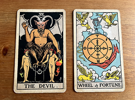 Die Tarotkarten „Der Teufel“ und „Das Glücksrad“