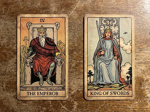 Die Kartenkombination „Der Kaiser“ und „Der König der Schwerter“