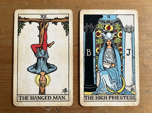 La combinación de cartas del Tarot «El Colgado» y «La Gran Sacerdotisa»