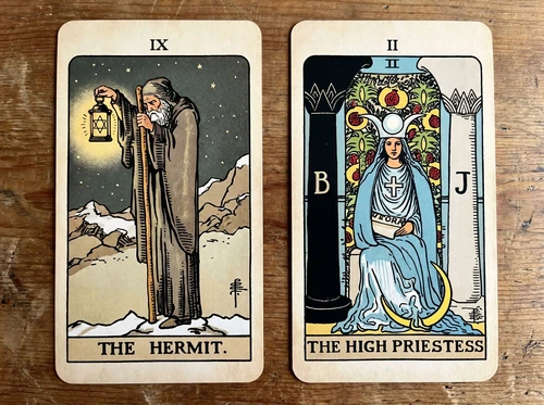 TarotCards.io | Die Bedeutung der Tarotkarte „Der Eremit“: Höre auf deine innere Stimme
