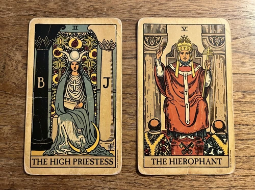 Die Kombination der Tarotkarten „Die Hohepriesterin“ und „Der Hierophant“