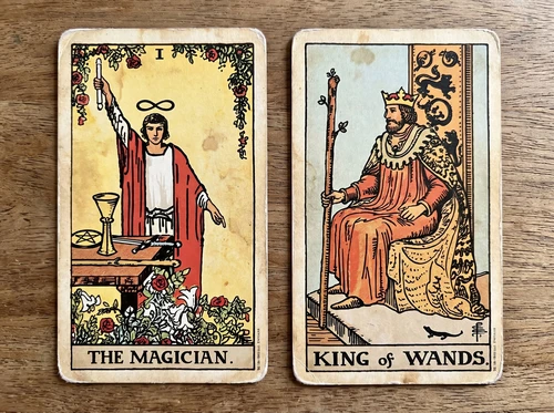 Die Kombination der Tarotkarten „Der Magier“ und „König der Stäbe“