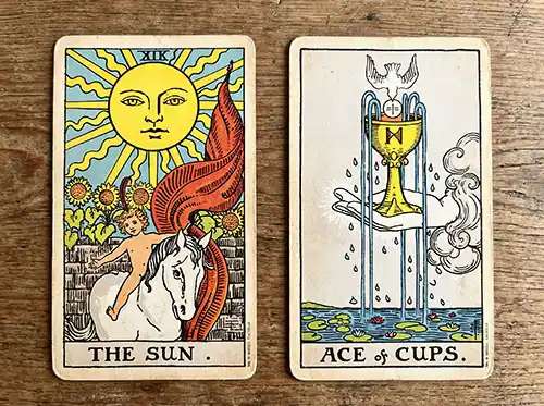 Las cartas del Tarot «El Sol» y «El As de Copas»