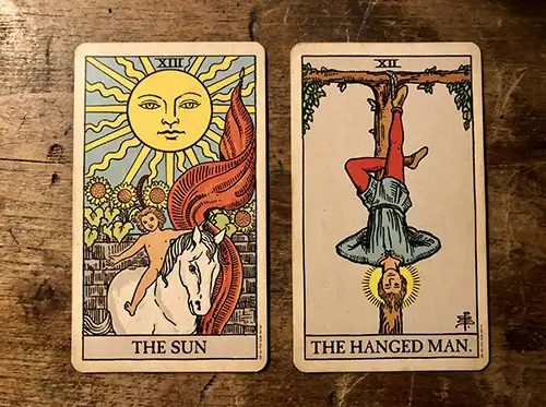 Las cartas del Tarot «El Sol» y «El Colgado»