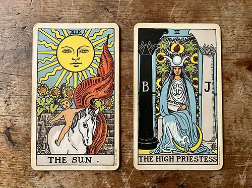Las cartas del Tarot «El Sol» y «La Gran Sacerdotisa»