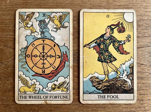 Die Kombination der Tarotkarten „Das Glücksrad“ und „Der Narr“